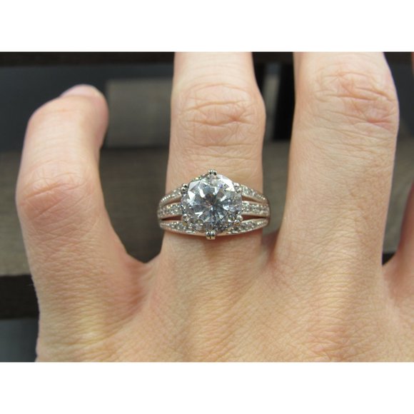 Size 7 Sterling Silver Gorgeous Round Cubic Zirconia With Accents Band Ring - Picture 5 of 10